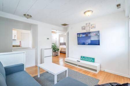 Modern 2BR Ocean Block Apt Walk to the Beach — photo 2