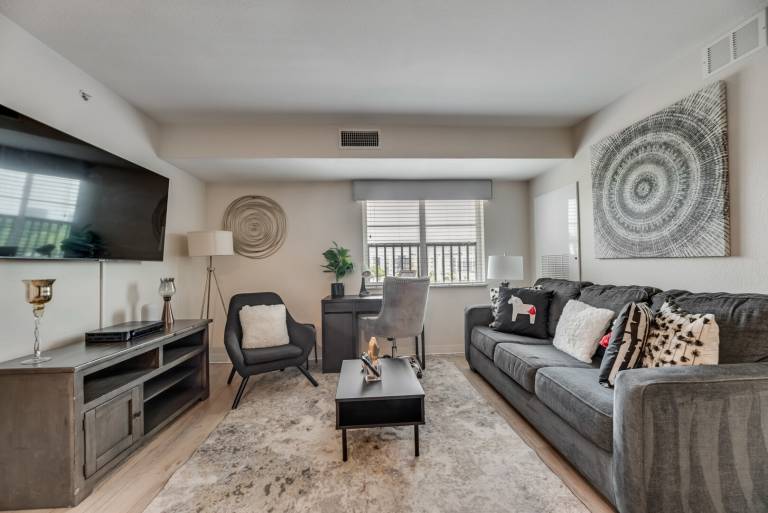 RD402 – 18min to SMU Base Camp - Sleeps 6 - Public Transit — photo 3