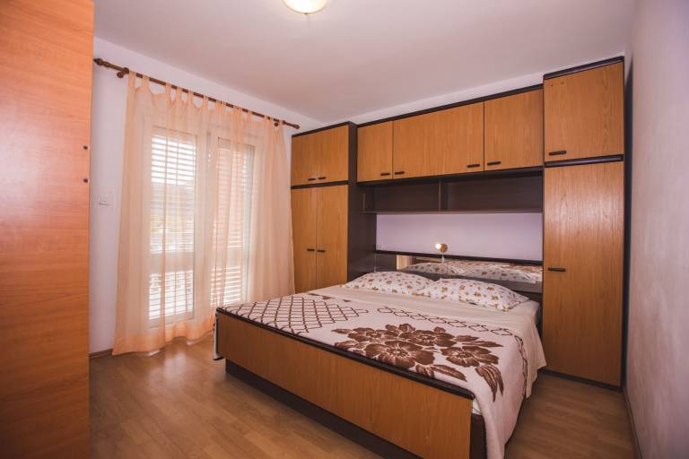 Charming holiday apartment with grill & garden | Garden view | Next to the beach | Pets are welcome in Rab
