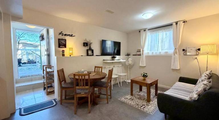 2BR 1BA Garden View Guest Suite - King-size Bed - Free Parking — photo 2