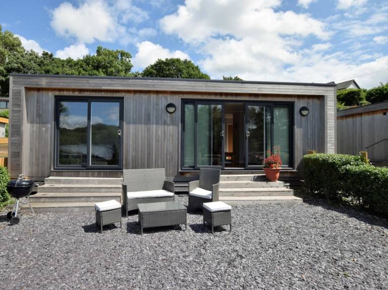 Lodge with barbecue & garden | Water view in Conwy