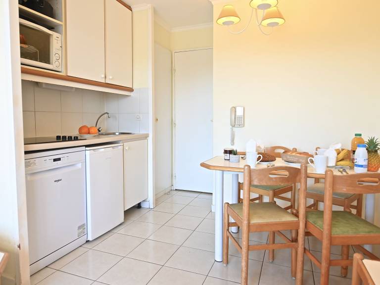 Apartment with yard, patio & pool | Sea view — photo 4