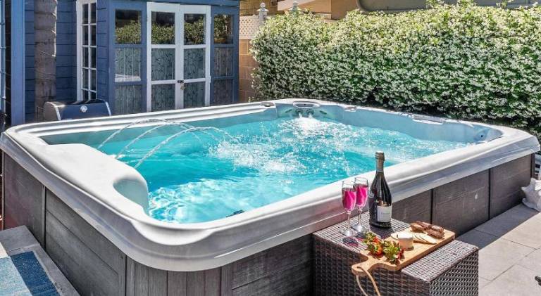 Spa, Parking, King Bd, Desk, 7 Min Walk to Beach in Long Beach, CA