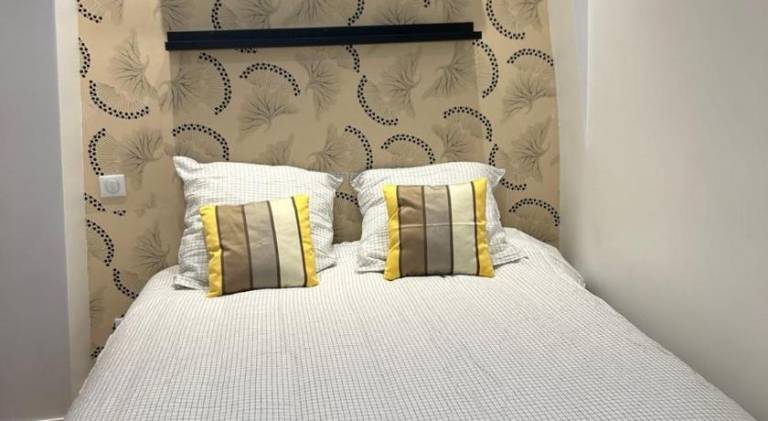 Holiday apartment with 1 room for 3 persons in Clichy