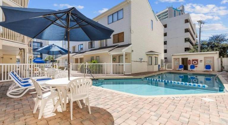Vacation home with pool — photo 3
