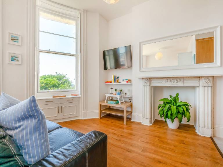 Family-oriented beautiful cottage | Next to Brighton Palace Pier | Water view | Close to the beach | Pets are welcome — photo 3