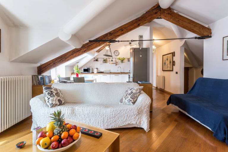 Big holiday apartment with terrace & fast internet | Near Como Cathedral | City view | Pets allowed — photo 5