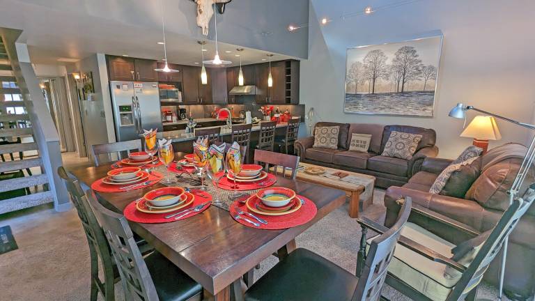 Children-friendly condo with jacuzzi, pool & barbeque | Suitable for remote work | Dogs allowed in Bend, OR