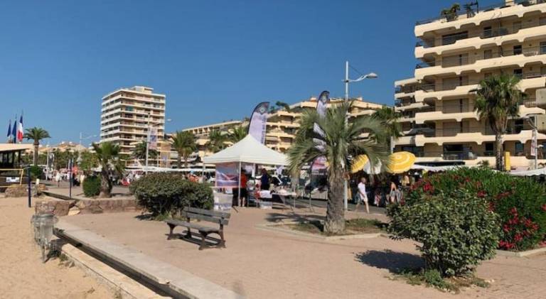Pleasant holiday apartment with patio | Next to the beach | Pets allowed in Fréjus
