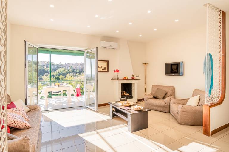Holiday apartment with patio — photo 4