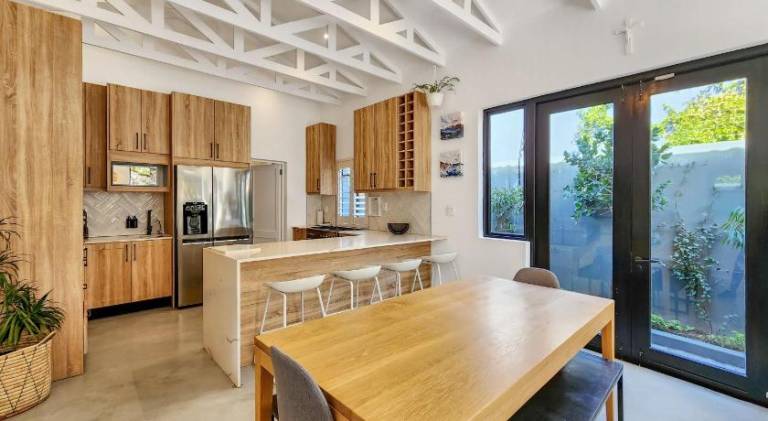 Vacation home with pool | Near District Six Museum — photo 3