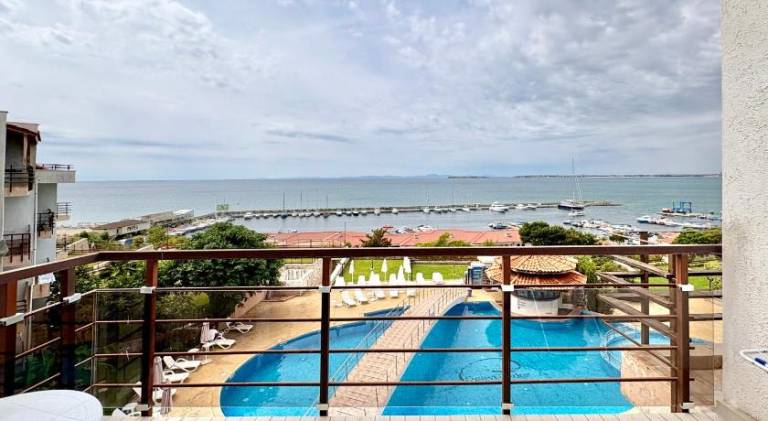 Lovely holiday apartment with garden, private pool & patio | Next to the beach | Dogs allowed in Sveti Vlas