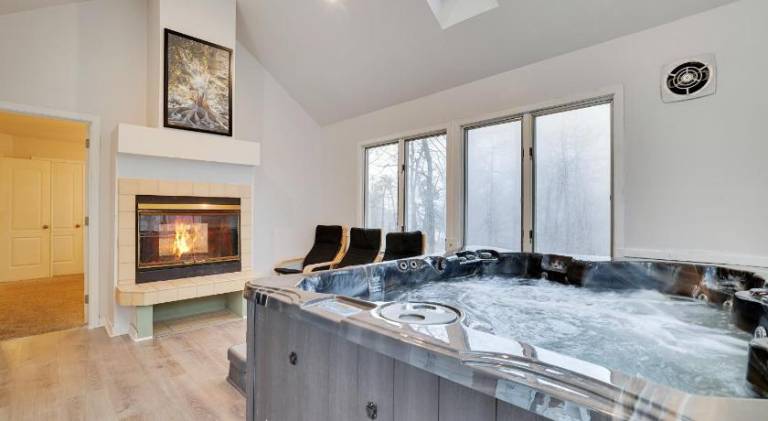 House with jacuzzi — photo 2