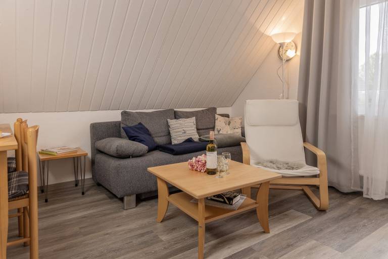 Zeit für Zweisamkeit: Die Obergeschosswohnung mit ihren ca. 40 qm ist reizend und behaglich gestaltet. Auf dem schönen Balkon kann man den Tag wunderbar ausklingen lassen.

Im Dezember 2019 wurde die Ferienwohnung komplett renoviert und neu eingerichtet. — photo 3