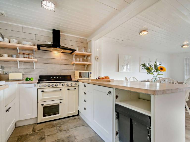 Lodge with grill | Water view | Pets allowed — photo 5