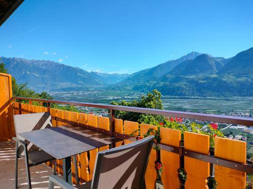 Holiday apartment with patio, pool & grill | Suitable for remote work | Dogs allowed in Lana