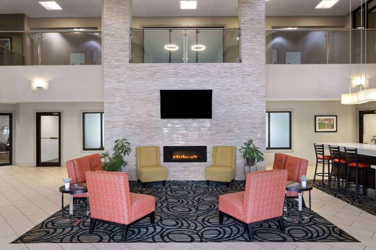 La Quinta Inn & Suites by Wyndham Kokomo — photo 3