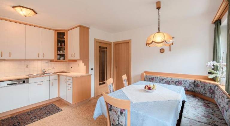 Big serviced apartment with patio, yard & grill | Ski nearby | Dogs allowed — photo 5