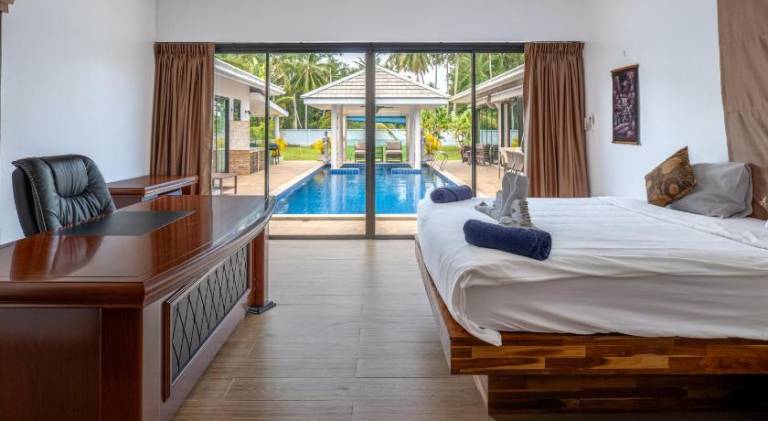 Beautiful villa with pool & hot tub | Pets allowed — photo 2
