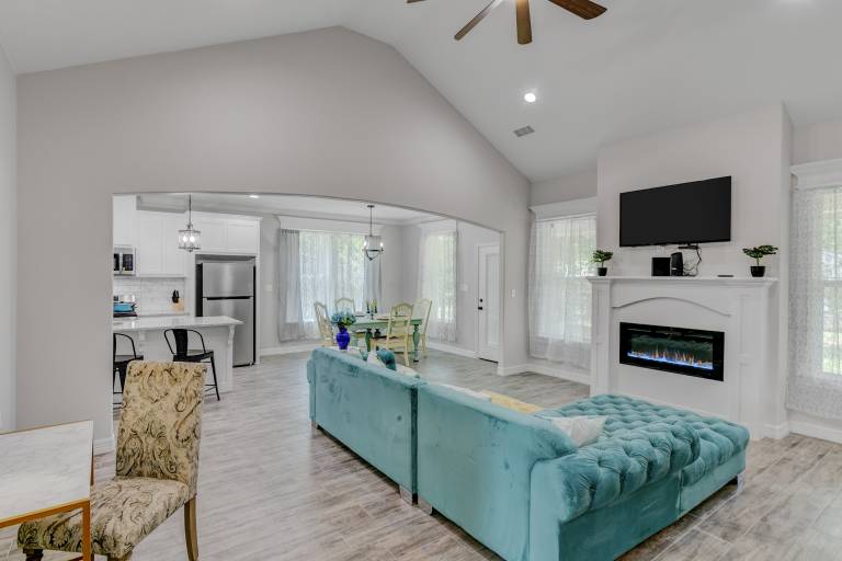 40% Monthly Discount Newly Renovated Luxe West Beaumont w Private Patio — photo 2
