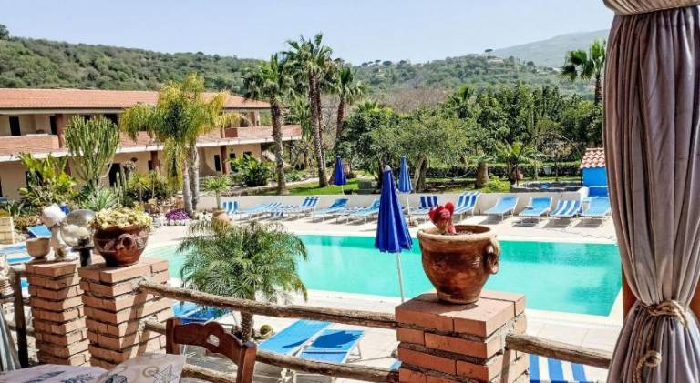 Rental apartment with pool in Ricadi