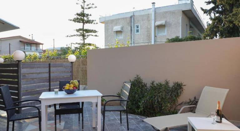 Apartment with patio & BBQ — photo 4