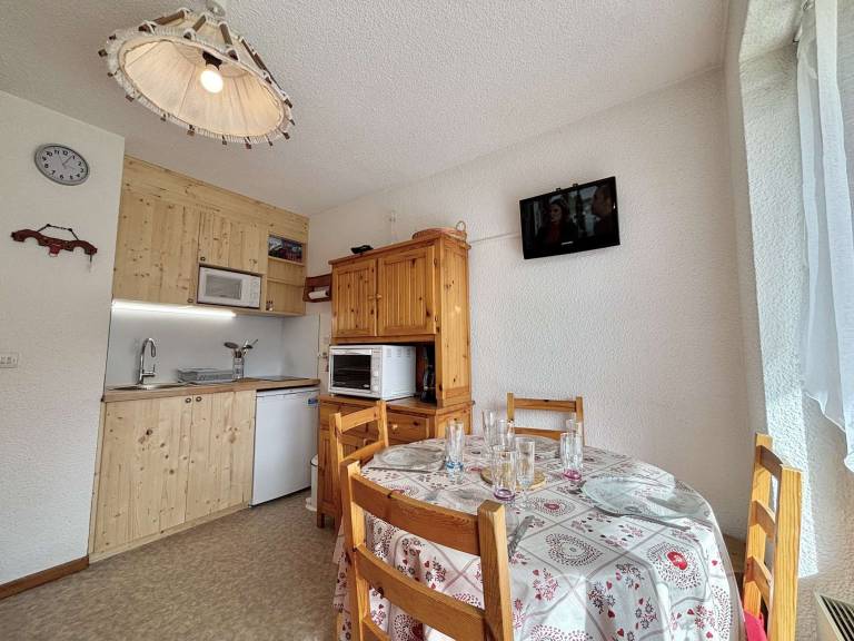 Cozy Studio Cabin with Terrace - Near Ski Slopes and Village Center, Parking Included — photo 4