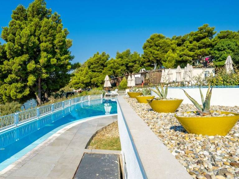 Mobile home with pool & patio — photo 3