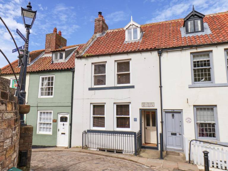 Children-friendly pleasant cottage with garden & terrace | Beach view | Next to the beach | Pet-friendly in Whitby