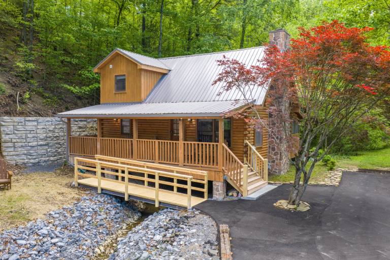 Creekfront Near Parkway Hot Tub Walk to Pool 2 King Suites Pet Friendly — photo 3