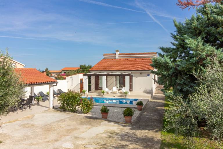 Fully equipped villa with barbeque, pool & patio | Pets allowed — photo 3
