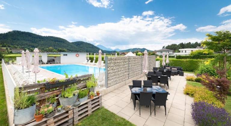 Apartment with barbeque, pool & patio — photo 4