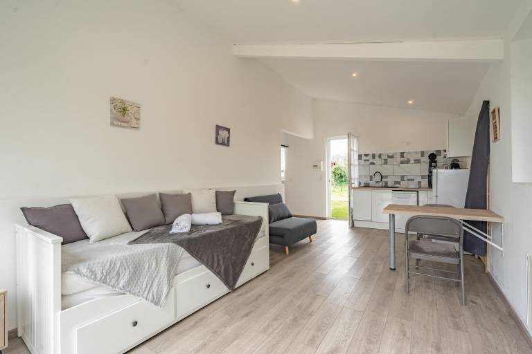 Studio Apartment 'Au Petit Chez Nous' with Private Terrace, Private Garden and Wi-Fi — photo 4