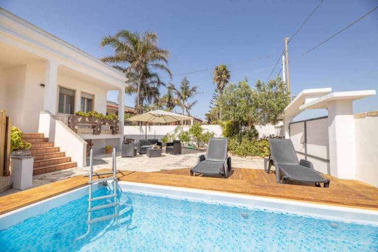 Charming villa with yard & private pool | Pets allowed — photo 2