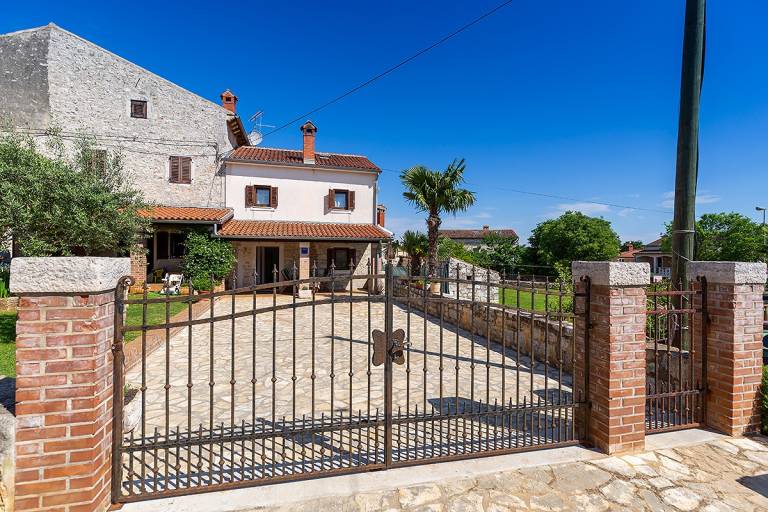 Fully equipped vacation home with terrace, garden & barbecue | Pets are welcome — photo 2