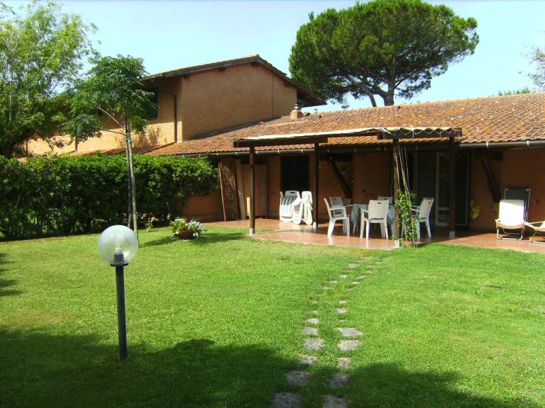 Family-friendly villa with yard & BBQ | Garden view | Dogs allowed — photo 2