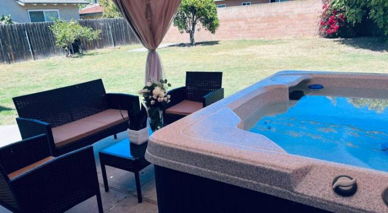Villa with yard, patio & jacuzzi | Pets are welcome in Oxnard, CA