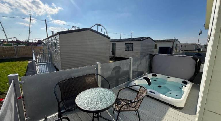 Sunnymede - B8 on Fantasy Island caravan with hot tub, WiFi, pet friendly - Meadow Lakes Caravan & L — photo 4