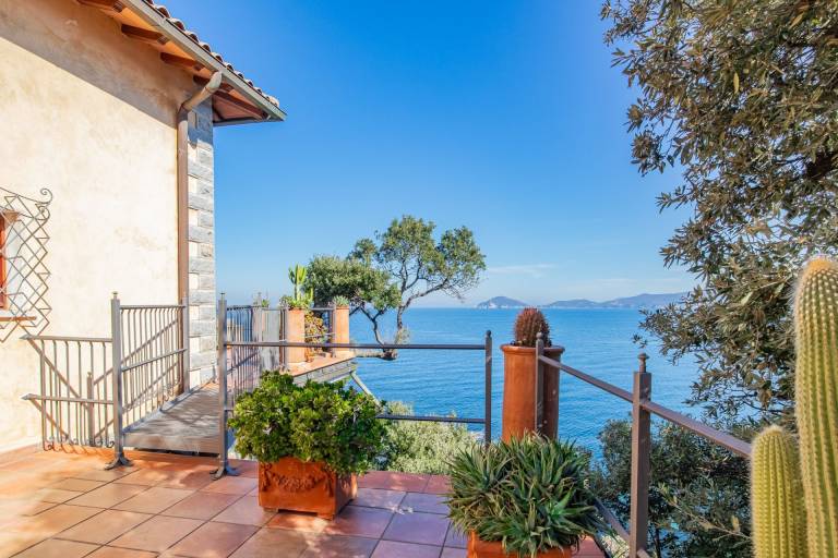 Prestigious beachfront luxury villa with private access to the beach. — photo 5