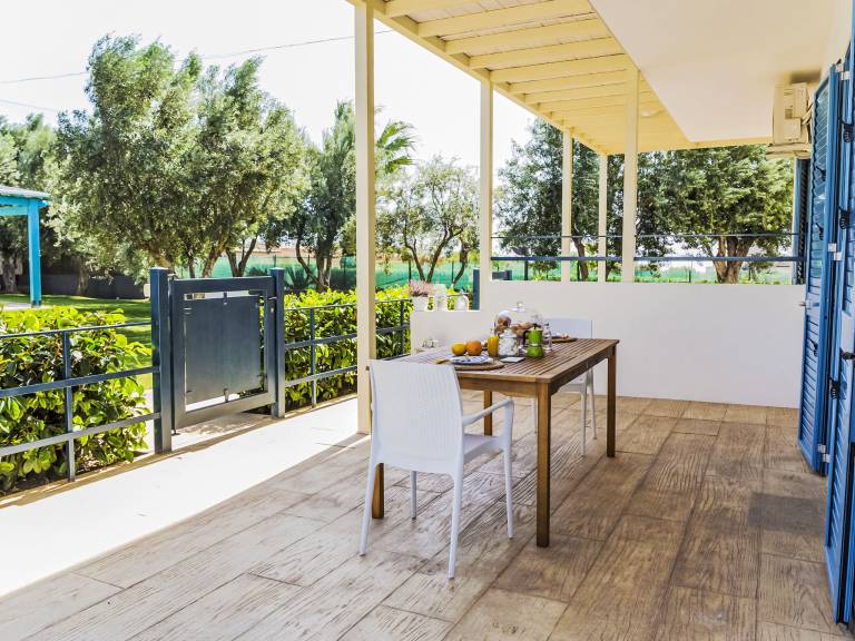 Holiday apartment with barbeque, pool & patio — photo 3