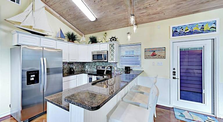Vacation home with pool — photo 5