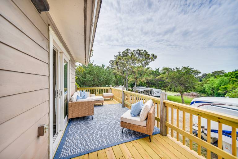 Pet-Friendly Buxton Home w/ Balcony, 2 Mi to Beach — photo 3