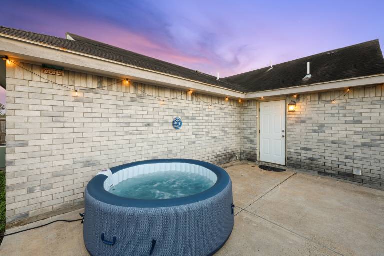 Hot Tub! Dog-Friendly Gem 6 Mi to Dtwn Brownsville — photo 2