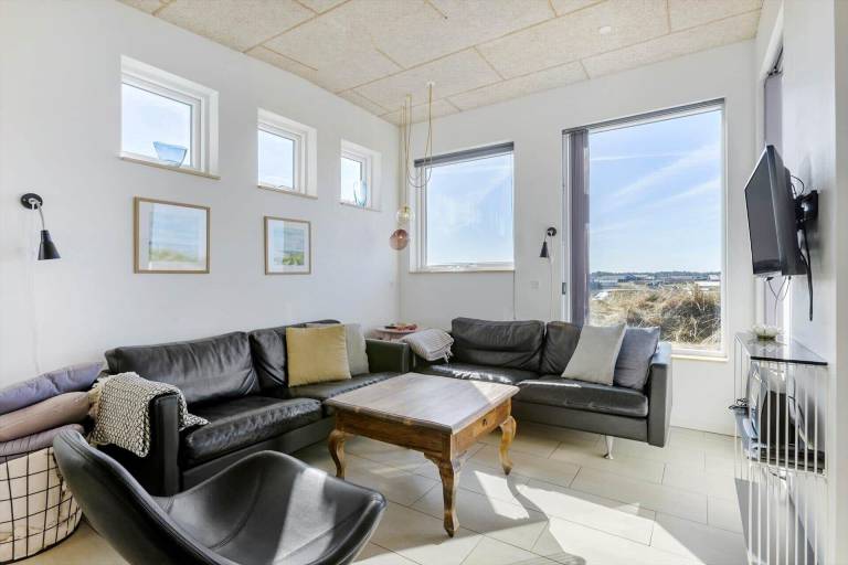Fully equipped vacation home with patio & barbeque | Beach nearby | Dogs allowed — photo 2
