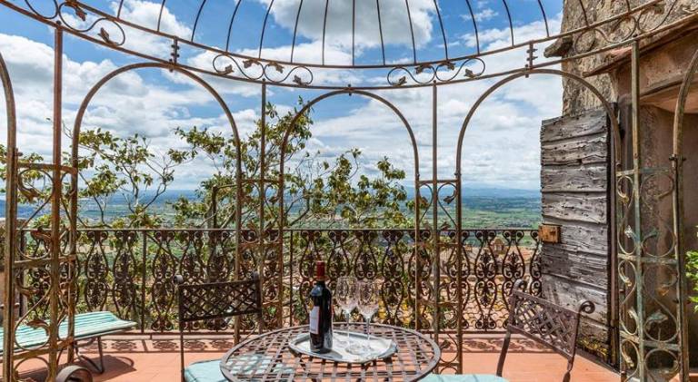 Charming holiday apartment with hot tub & patio | Pets are welcome in Cortona