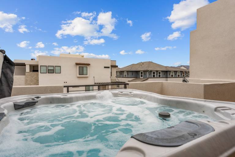 Vacation home with pool, barbecue & jacuzzi — photo 3