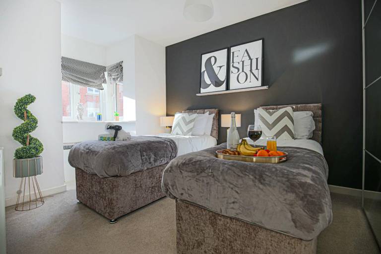 Family-friendly nice vacation home with yard | Perfect for remote work | Dogs allowed in Milton Keynes
