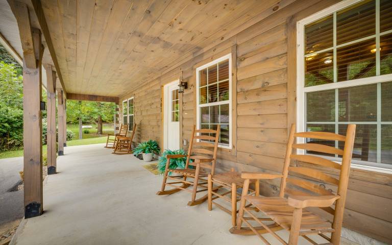 Bright, airy spaces and a hot tub! - Bear Clubhouse — photo 3