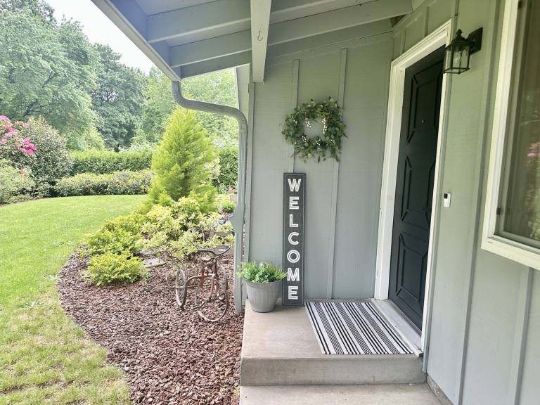 Family-oriented nice vacation home with yard | Pet-friendly in Tigard, OR