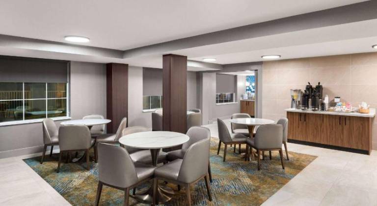 La Quinta Inn & Suites by Wyndham Knoxville Papermill — photo 5